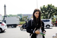 Bintang sinetron 'Ganteng Ganteng Serigala' itu menyempatkan jalan-jalan seusai menggelar acara meet and greet. (dok. Pribadi)