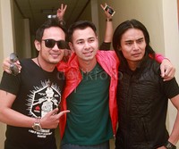Raffi berpose dengan Charly dan Pepeng. Pool/Gus Mun/detikFoto.