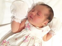 Aww, lucunya baby Tiggy dibalut dress floral. (Instagram/indahkalalo)