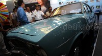     Jonan didampingi Direktur PT Bluebird TBK Andre Djokosoetono meninjau taksi Blue Bird yang beroperasi pada tahun 1972.