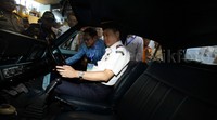 Jonan meninjau interior taksi Blue Bird yang beroperasi pada tahun 1972.