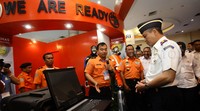 Jonan mendapat penjelasaan saat berkunjung ke salah satu booth pameran.