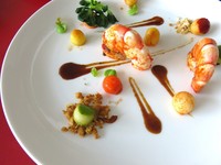 Penataan sayuran yang sengaja diletakkan menyebar namun tetap geometris ini semakin membuat hidangan karya Chef Yovi Nofrizal ini jadi lebih menggugah.