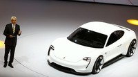 CEO Porsche Matthias Mueller memperkenalkan Mision E. Mobil ini diperkirakan mulai dijual 2019 mendatang. Kai Pfaffenbach/Reuters/detikFoto.