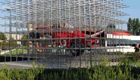 Lambang ketangguhan mobil sport ferrari di depan pintu gerbang Museum Ferrari.