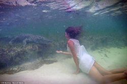 Aksi Gila nan Mengagumkan Model Cantik dengan Buaya