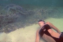 Aksi Gila nan Mengagumkan Model Cantik dengan Buaya