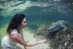 Aksi Gila nan Mengagumkan Model Cantik dengan Buaya