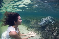 Aksi Gila nan Mengagumkan Model Cantik dengan Buaya