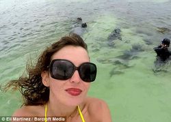 Aksi Gila nan Mengagumkan Model Cantik dengan Buaya