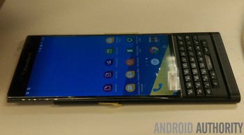 Desain full qwerty BlackBerry Venice mengingatkan pada ponsel BlackBerry zaman dahulu. Keyboard itu bergaya slide sehingga bisa dimasukkan ke bodi ponsel. (kredit foto: Android Authority)