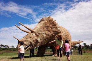 Kreatif, Ada Patung Dinosaurus dari Jerami di Jepang