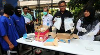 Petugas menggelar barang bukti sabu.