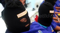 Tersangka yang memakai penutup wajah dihadirkan dalam pemusnahan barang bukti.