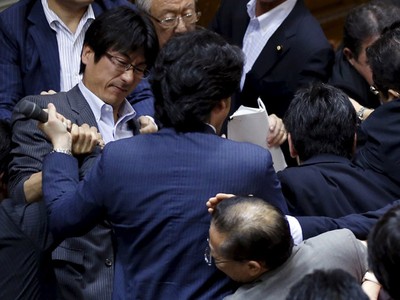Kericuhan Terjadi di Parlemen Jepang