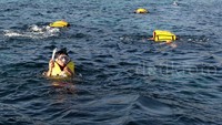 Peserta menikmati snorkeling.