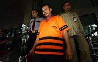 Dermawan Ginting keluar gedung KPK usai diperiksa.