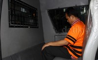 Dermawan masuk mobil tahanan.