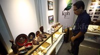 Berbagai produk kerajinan tangan juga dipamerkan.