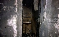 Hanya satu kamar yang hangus dan gosong, kamar yang diperuntukkan untuk 2 jemaah itu hitam legam. Semua dinding-dindingnya menghitam tertutup jelaga yang pekat.