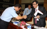 Dirjen Imigrasi Ronny F. Sompie menyalami Menkum HAM Yasonna Laoly saat mengikuti Rapat kerja dengan Komisi III. Lamhot Aritonang/detikFoto.