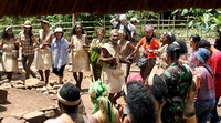 Masyarakat suku Kabola menampilkan tarian tradisional.