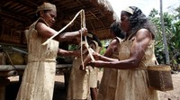 Perkampungan tradisional Monbang mirip dengan perkampungan tradisional Takpala, namun ada hal unik yang membedakannya, yaitu pakaian adat mereka terbuat dari kulit kayu.