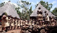 Masyarakat suku Kabola menampilkan atraksi budaya dengan mengenakan pakaian adat yang terbuat dari kulit kayu.
