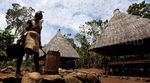 Mengunjungi Suku Kabola di Kampung Tradisional Monbang