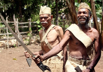 Mengunjungi Suku Kabola di Kampung Tradisional Monbang