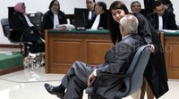OC Kaligis berdiskusi dengan kuasa hukumnya.
