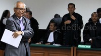 OC Kaligis tersenyum setelah hakim Sumpeno memutuskan untuk membantarkan penahanannya selama 5 hari hingga hari Senin.