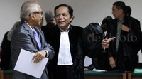 OC Kaligis berdiskusi dengan kuasa hukumnya usai sidang.