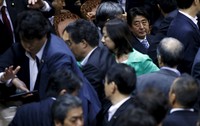 Dalam perdebatan yang berlangsung sengit tersebut, para anggota dari koalisi berkuasa dan oposisi terlibat adu mulut dan saling tunjuk. REUTERS/Toru Hanai.