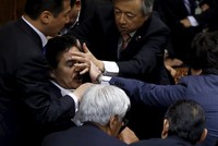 Bahkan saat sidang yang berlangsung panas itu, sejumlah anggota parlemen saling dorong. REUTERS/Toru Hanai.