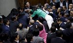 Kericuhan Terjadi di Parlemen Jepang