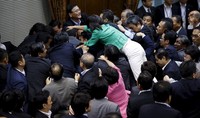 Pemandangan seperti ini terbilang langka bagi parlemen Jepang yang biasanya dikenal tenang. REUTERS/Toru Hanai.