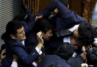 Sesuai RUU tersebut, militer Jepang yang dikenal sebagai Self-Defense Forces akan memiliki opsi untuk ikut berperang melindungi sekutu-sekutu seperti Amerika Serikat, meskipun tak ada ancaman langsung bagi negara Jepang atau rakyatnya. REUTERS/Toru Hanai.