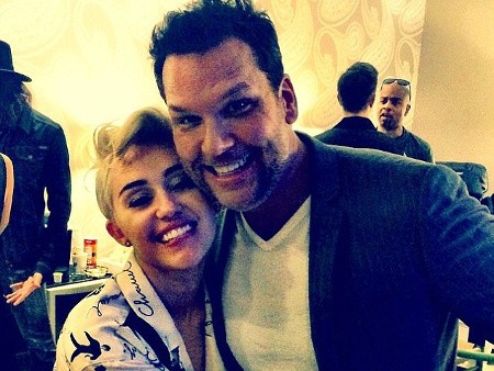 Setelah Model Seksi, Miley Cyrus Diisukan Kencani Pria 21 Tahun Lebih Tua