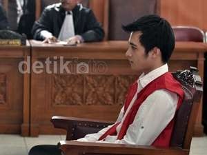 Eza Gionino Divonis Empat Bulan Rehabilitasi
