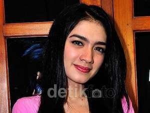 Angel Karamoy Tanggapi Isu Pisah Ranjang dengan Bijak