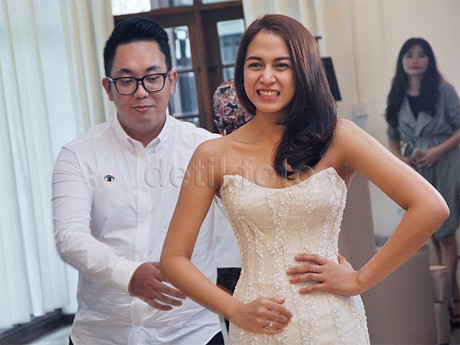 Nina Zatulini Mulai Konsultasi Busana Pengantin