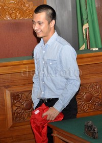 Seusai sidang, Eza tampak tersenyum lebar. Pool/Ismail/detikFoto.