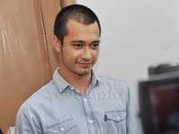 Ia terlihat selalu tersenyum usai jalani sidang. Pool/Ismail/detikFoto.