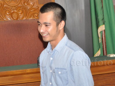 Eza Gionino Tebar Senyuman Usai Jalani Sidang Vonis