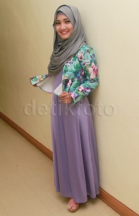 Fatin tampil dibalut dress ungu dipadu blazer hijau floral, hijab abu-abu dan wedges pink. Pool/Gus Mun/detikFoto.