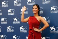Tara tampak sumringah melambaikan tangannya di sesi foto pemutaran perdana film 'A Copy Of My Mind' di Venice Film Festival 2015. Tristan Fewings/Getty Images/detikFoto.