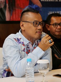 Rambut Uya kini berwarna biru.