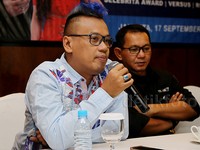 Ia tampak percaya diri dengan warna rambutnya itu.