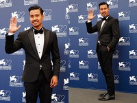 Chicco tampak sangat necis dibalut tuxedo hitam serta dasi kupu-kupu. Tristan Fewings/Getty Images/detikFoto.